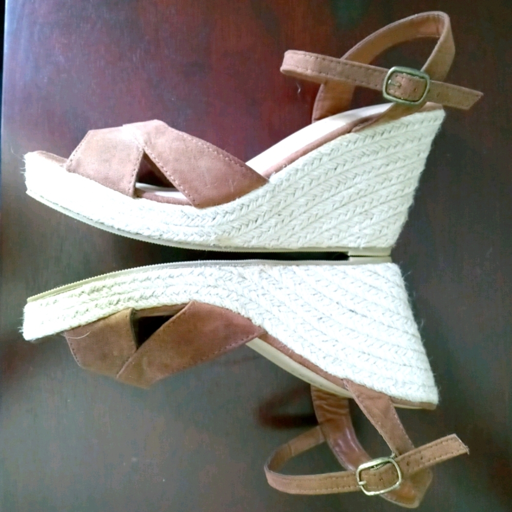Crisscross strap sandals